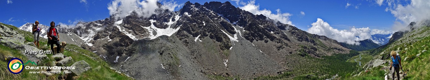 44 In alto il Disgrazia, di fronte Cima di Preda Rossa e Corni Bruciati.jpg